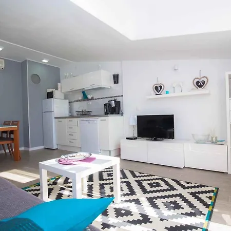 Apartament In 36019 *